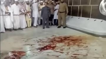 حقيقة فيديو "خروج الدم من الأرض" بجوار الكعبة(فيديو)