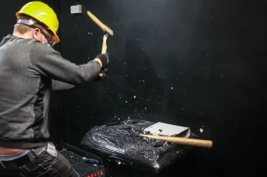 بالفيديو: غرفة لتنفيس الغضب بتحطيم الأدوات المنزلية