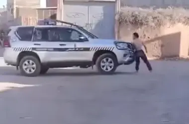 رعب حقيقي نواحي مراكش.. "مقرقب" مسلح بسيف يهاجم الساكنة والدركيين ودوريات تتدخل لتوقيفه بعد فوضى عارمة