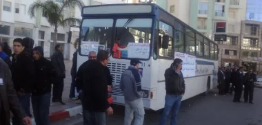 عمال النقل الحضري بتطوان يتهمون رئيس الجماعة الحضرية بحرمانهم من أرزاقهم وتشريد أسرهم