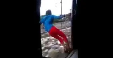 بالفيديو : لحظة سقوط شاب من قطار
