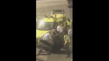 فيديو يثير الجدل على "الفايس" ...طريقة عنيفة لإنزال مسافر مغربي من طائرة بمطار المنارة بمراكش