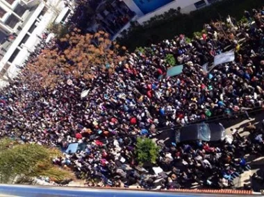  طنجة : عدد كبير من الثلاميذ خرجوا صباح اليوم من ثانويات مختلفة، وإتجهوا إلى نيابة وزارة التربية الوطنية، إحتجاجا على نضام جديد