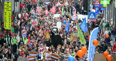 مظاهرة حاشدة في بروكسل احتجاجا على السياسة المالية للحكومة الفدرالية