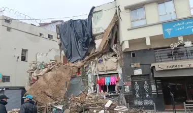 أضرار بمحلات تجارية وسيارة إثر انهيار منزل قديم بالدار البيضاء