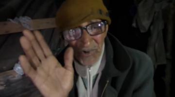 بالفيديو: معاناة عجوز يعيش وحيدا داخل كوخ بغابة "المعمورة"