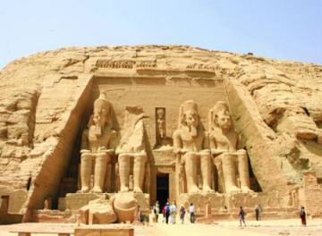 مصر تخسر 13 مليار دولار سنويا في السياحة.. وتشريد أكثر من 7 ملايين عامل