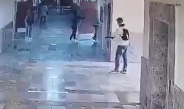 شاب مسلح يقتحم مدرسة تركية ويصيب عدداً من المعلمين والطلاب (فيديو)