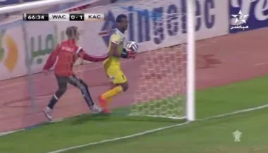 لاعب من ناشئي الوداد يمسك بحارس النادي القنيطري ويطالبه بالاسراع في لعب الكرة