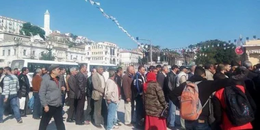 .طوابير في الجزائر من اجل الحصول على المواد الغذائية وبوادر أزمة غذائية مستقبلا