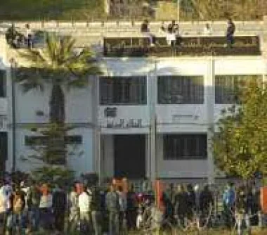 الجزائر : شبان يهددون ب"انتحار جماعي" في مستغانم، أحدهم رمى بنفسه من سطح عمارة