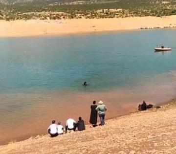 في مشهد محزن...أسرة شاب غريق تنتظر أمام بحيرة بين الويدان منذ 10 أيام لانتشال الجثة وفرق غطس محترفة تلتحق بالمكان