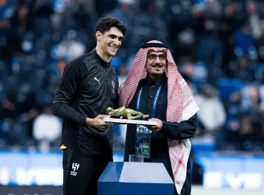 منح تذكارا له أكثر من دلالة.. إدارة الهلال تفاجئ "بونو" بتكريم خاص بعد تتويجه كأفضل حارس في إفريقيا
