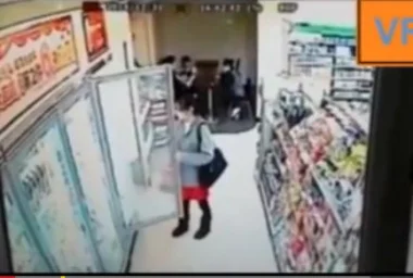 بالفيديو: امرأة تتذوق الآيس كريم وتعيدها لثلاجة المتجر