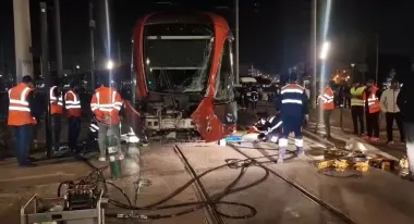 اصطدام عنيف بين طرامواي وشاحنة من الحجم الكبير بعين السبع يعطل حركة السير