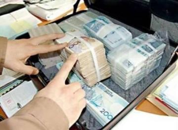 السيبة...مسؤول رفيع بالجمارك يفر إلى الخارج حاملا معه 3 ملايير من "فلوس الشعب"