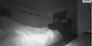 أب يرصد شبحا يجلس على سريره كل ليلة (فيديو)