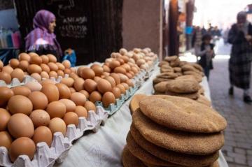 البيض يُلهب جيوب المغاربة في عز الصيف واتهامات للوسطاء بفرض زيادات غير مبررة