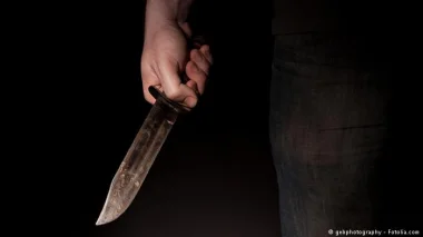 في بريطانيا ..حدق بها فهاجمته بالسكين!