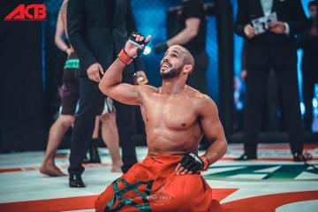 البطل المغربي "أبو زعيتر" يسير على خطى بدر هاري، و يتوج بطلا للعالم بـ"الضربة القاضية" (فيديو)