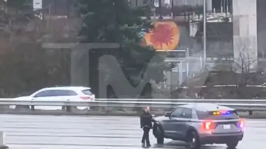 على طريقة لعبة GTA.. أمريكي يسرق سيارة شرطة ويفر هاربا