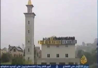 متطرفون يقتحمون مسجدا و يحتلونه ببواتير .فرنسا
