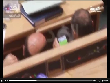 وزير أردني "يلعب" أثناء كلمة رئيس الحكومة