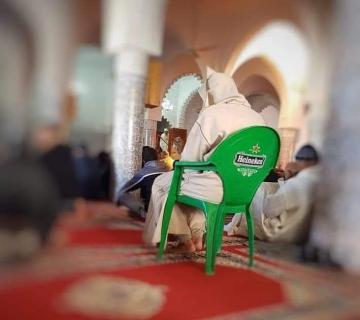غضب كبير بين مغاربة "الفيسبوك" بسبب "صورة" التقطت وسط "مسجد" بحثا عن "البوز"