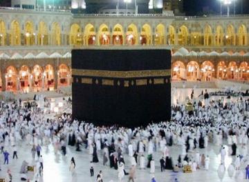 صورة ..في أول يوم رمضان .. سيدة تطوف حول الكعبة بـ «المحاليل» وعلى سرير متحرك