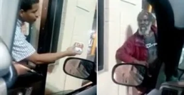 بالفيديو.. عامل بـ«ماكدونالدز» يهين متسولا ويرمي الماء على وجهه