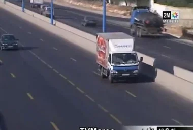 عن ممر اليسار على الطريق بالدار البيضاء