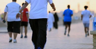 المشي بالعصي يخفف أعراض الاكتئاب خلال أسابيع