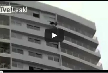 بالفيديو.. مخمور يلقى بنفسه من الدور الـ27 بعد خسارته في القمار