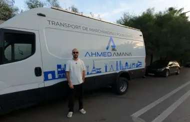 شاب يعتصم أمام وزارة قيوح منذ أكثر من خمسة أشهر