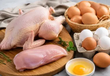 غلاء الدجاج والبيض يعود إلى الواجهة.. فهل "نظام الطيبات" هو السبب فعلاً وراء الانهيار السابق للأسعار؟