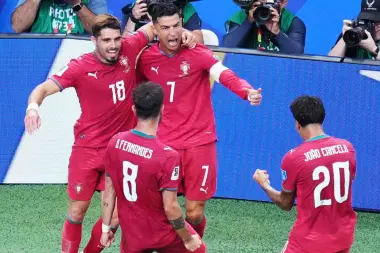 "الدون" لا يعترف بالسن.. ثنائية رونالدو تقود البرتغال لاكتساح أوزبكستان بخماسية نظيفة في المونديال
