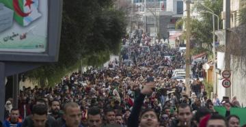 طوفان بشري يجتاح العاصمة الجزائر في "جمعة الرحيل"...فهل يحزم "بوتفليقة" ومن معه حقائبهم؟