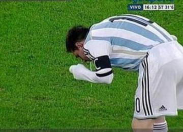 مشهد ميسي يتقيأ فوق أرضية الملعب، يتكرر من جديد في ودية رومانيا