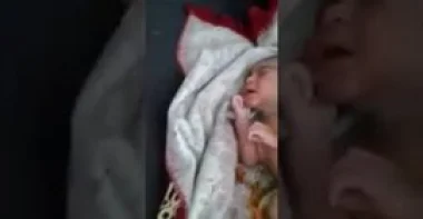 بالفيديو.. سعودي يعثر على رضيع حيا بجانب القمامة والحبل السري ما زال معلقا به