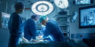 جراحة تتحول إلى كارثة.. طبيب متهم باستئصال كبد مريض بدل الطحال