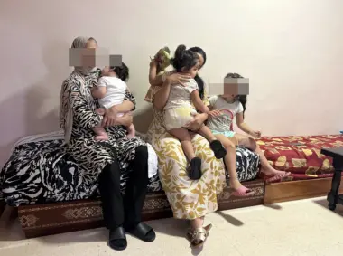 أم لـ 5 أطفال تواجه شبح الطرد بسبتة المحتلة وتصرخ: "خيام وأسِرّة للمهاجرين وولادي فين يمشيو؟"