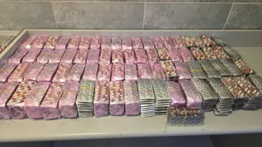 الأمن والجمارك يحبطان عملية تهريب أقراص طبية مخدرة داخل سيارة قادمة من أوروبا