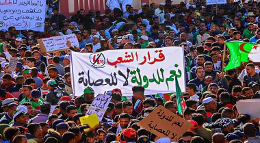 دعوات للاحتجاج تعيد شبح الحراك إلى الجزائر.. اعتقالات وتضييق على النشطاء والنقابات وسط تصاعد الغضب