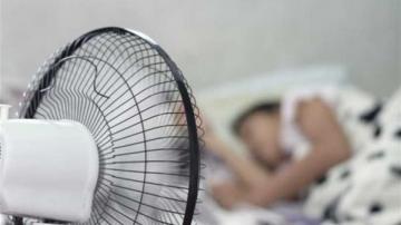 الحمام البارد والمروحة - أخطاء شائعة في التعامل مع موجات الحر