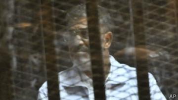 تأجيل محاكمة مرسي في قضية قتل متظاهرين بسبب سوء الأحوال الجوية
