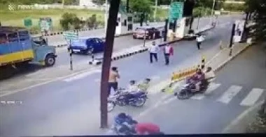 بالفيديو.. محاولة شباب تفادي دفع فاتورة "اوطوروط" انتهت بكارثة