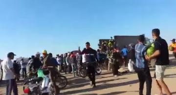 عار علينا : مواطنون ينهبون شاحنة "دلاح" معطلة بآسفي وهم صائمون "فيديو"