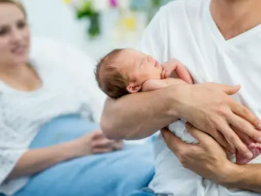 دراسة حديثة تحسم الجدل: هذا هو العمر المثالي لإنجاب أول طفل
