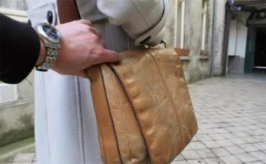 اعتقال "شفار" سرق حقيبة يدوية لفتيات بها هواتف باهضة الثمن ودعوات لـ"كوب 22"