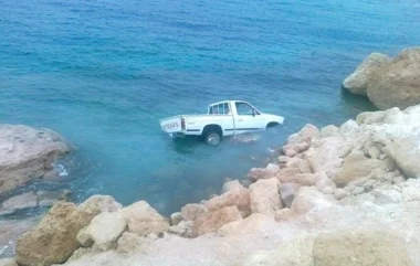 العثور على سيارة تابعة للدولة منقلبة بجانب البحر يستنفر الأمن بالجديدة